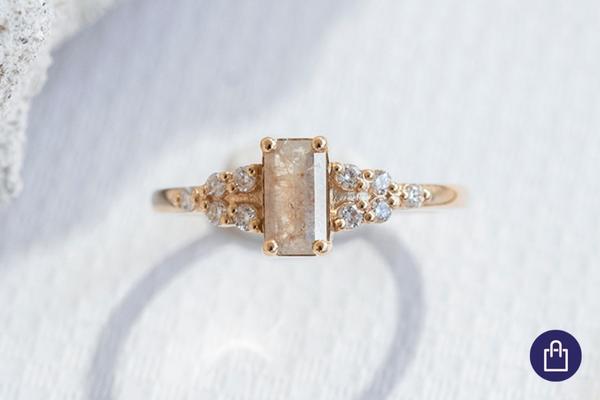 Ring mit einem Salt and Pepper Diamanten in Emerald-Form