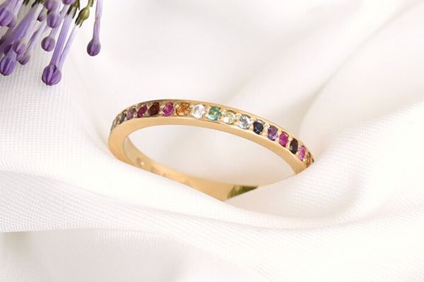 Goldener Eternity-Ring mit Edelsteinen in Regenbogenfarben
