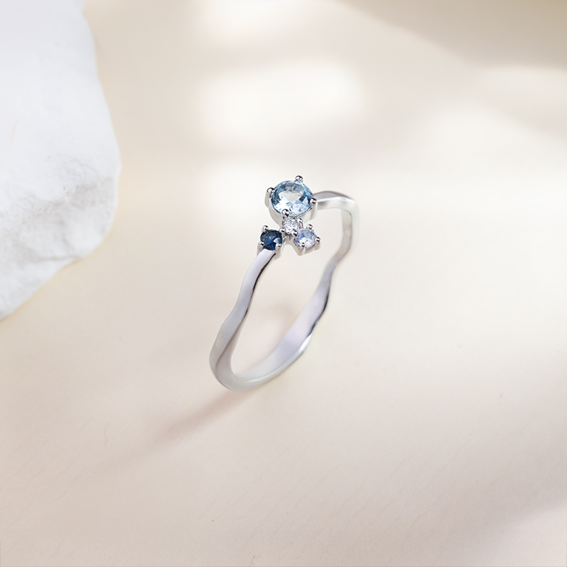 Cluster-Ring mit Aquamarin, Saphir, Mondstein und einem Diamanten Roche