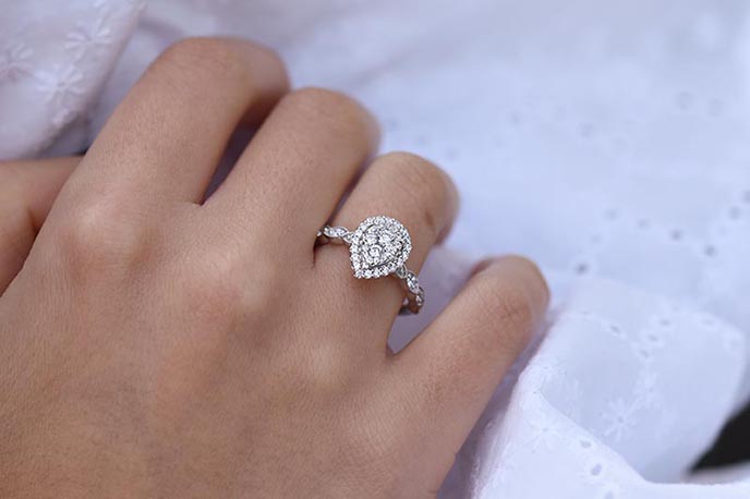 Weißgold Halo Verlobungsring mit Tropfen-Diamant